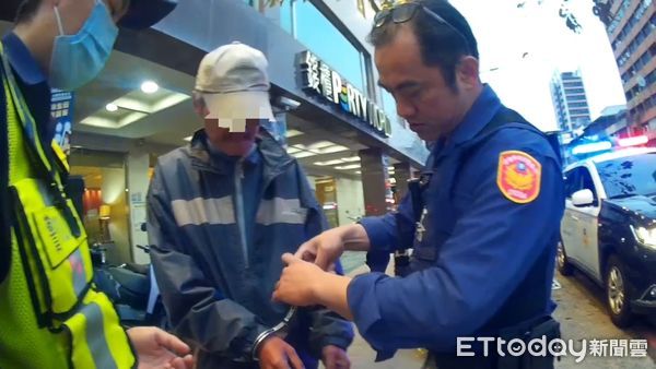 ▲▼高雄警暖心扶阿北過馬路，意外扶到通緝犯「直接上銬處理」。（圖／記者賴文萱翻攝）