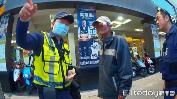 ▲▼高雄警暖心扶阿北過馬路，意外扶到通緝犯「直接上銬處理」。（圖／記者賴文萱翻攝）