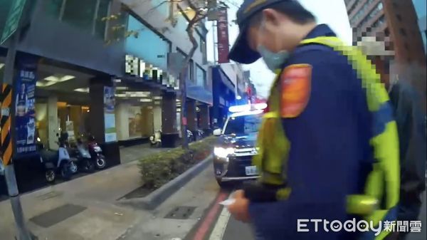 ▲▼高雄警暖心扶阿北過馬路，意外扶到通緝犯「直接上銬處理」。（圖／記者賴文萱翻攝）