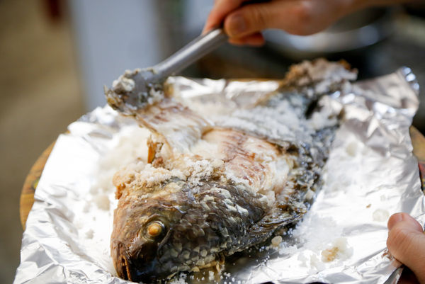 ▲▼台北美食海王烤魚，南機場夜市裡沒預訂吃不到的整尾烤魚、保留了魚肉的鮮嫩和多汁。（圖viviyu提供）