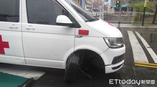 ▲▼台中救護車執勤闖紅燈挨撞！右前車輪噴落　急派另車支援轉院。（圖／記者許權毅翻攝）