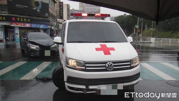 ▲▼台中救護車執勤闖紅燈挨撞！右前車輪噴落　急派另車支援轉院。（圖／記者許權毅翻攝）