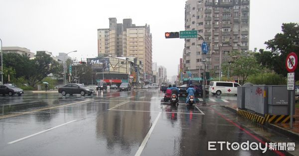 ▲▼台中救護車執勤闖紅燈挨撞！右前車輪噴落　急派另車支援轉院。（圖／記者許權毅翻攝）