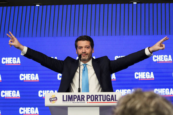 ▲▼葡萄牙新興右翼政黨「夠了」（Chega）創黨人、前足球球評文圖拉（André Ventura）。（圖／路透）