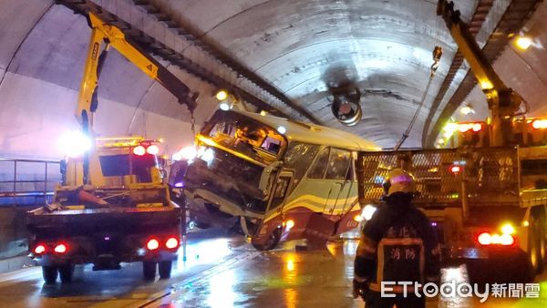 ▲▼信義快速道路、文山隧道，康橋校車翻車15人送醫。（圖／記者黃彥傑攝）