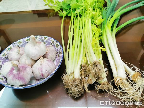 ▲祭拜文昌帝君可準備芹菜、蒜、蔥等物品。（圖／楊登嵙提供）