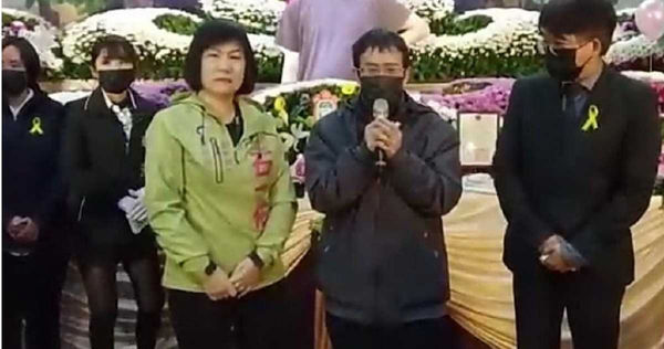 割頸案受害者楊小弟出殯儀式中，楊父淚眼控訴「教孩子維持正義錯了嗎」?（圖／讀者提供）