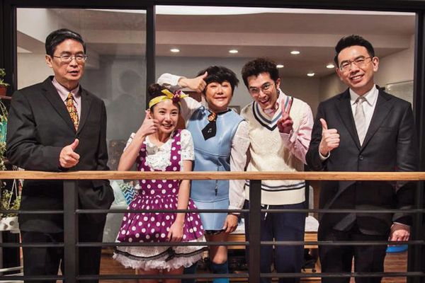 劉寶傑（右一）2016年曾客串戲劇《原來1家人》演出。（中視提供）