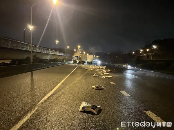 ▲▼2聯結車車禍，造成載運的白米散落國道，造成回堵             。（圖／記者戴上容翻攝）