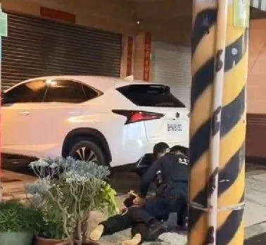 ▲台南市警保安大隊霹靂小組於10日晚間巡邏時，發現1名騎乘機車之失聯移工，警方上前攔查時該駕駛人棄車逃跑，員警追逐約300公尺將其制伏逮捕。（圖／翻攝自社會事新聞影音，下同）