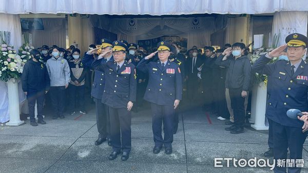 ▲▼       基隆警蘇昱鴻告別式結束，平輩親友捧牌位送火化場      。（圖／記者陳以昇攝）