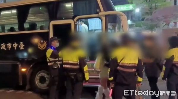 ▲▼台中越籍夜店開毒趴！上百警力包圍抓172人　出動大型警備車載4趟。（圖／記者許權毅翻攝）