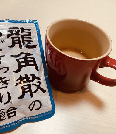 ▲▼日本網友出奇招，把龍角散加入熱奶茶中融化飲用。（圖／翻攝自X／@morimotoshoji）