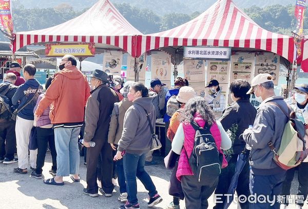 ▲桃園市大溪、復興地區今天上午有17間宮廟、44神尊參與石門水庫水上遶境，大批信眾排隊等候上船。（圖／記者沈繼昌翻攝）