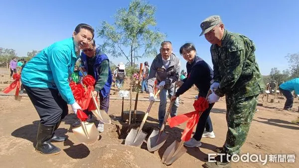 ▲▼金門植樹節植樹600株的苗木，引進「水寶盆」 打造新綠帶。（圖／記者林名揚翻攝）