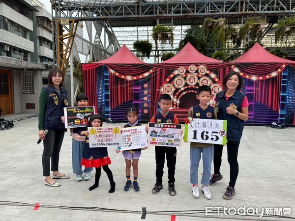 ▲屏東縣警局結合紙風車劇團-「阿猴落地掃」沉浸式防詐宣導             。（圖／記者陳崑福翻攝）