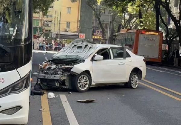 ▲廣州一輛轎車在路上衝撞電動機車及路人，導致11輕重傷，現場一片狼籍。（圖／翻攝微博）