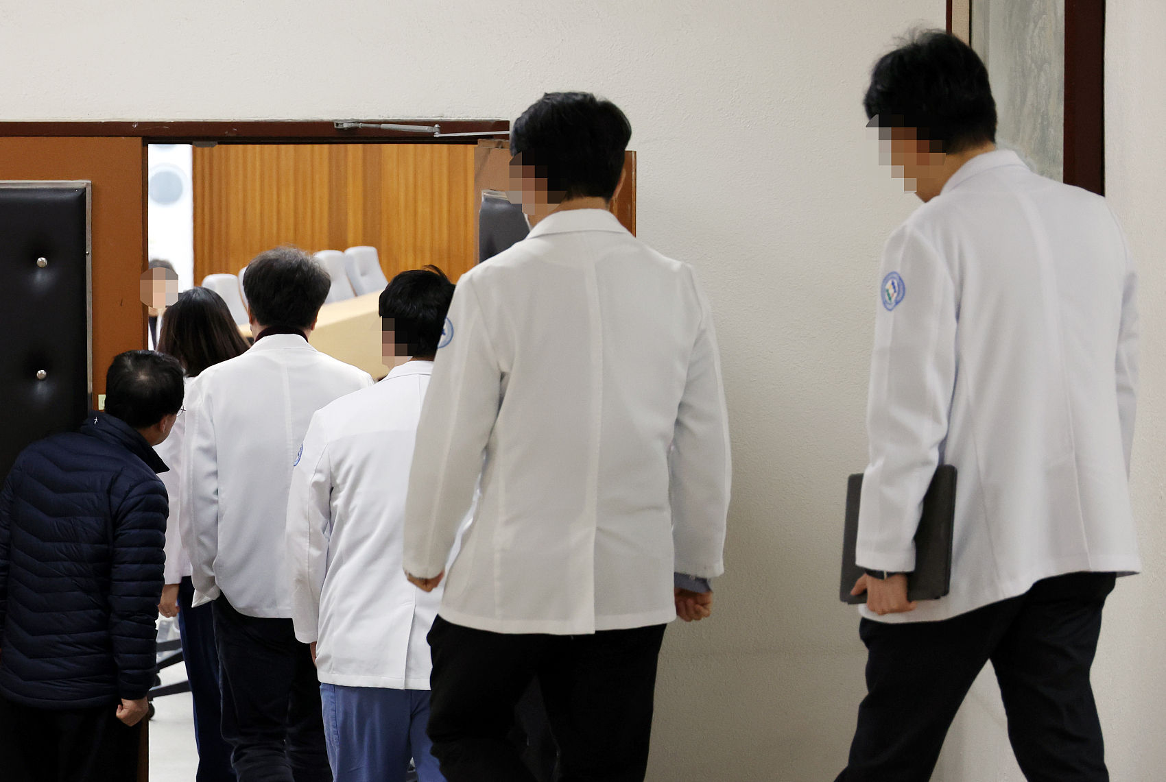 ▲▼南韓全北大學醫學院教授聚集在教室緊急召開會議，針對政府推動醫療改革商討對策。（圖／CFP）