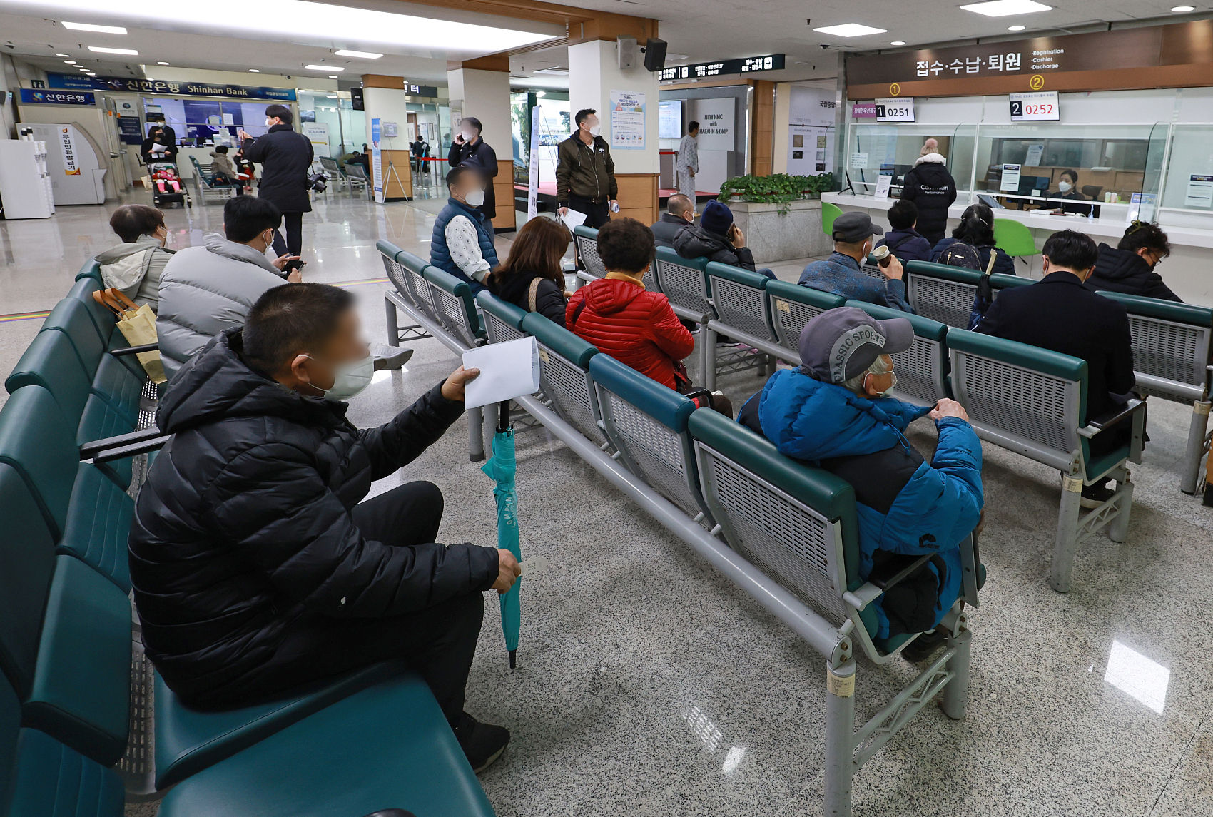 ▲▼南韓首爾市區某間醫院的候診大廳，排隊掛號的病患正等候看診。（圖／CFP）