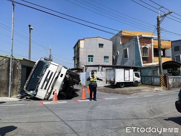 ▲▼高雄路面驚現天坑！水泥車倒車塌陷遭吞。（圖／記者賴文萱翻攝）