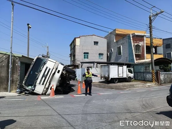 ▲▼高雄路面驚現天坑！水泥車倒車塌陷遭吞。（圖／記者賴文萱翻攝）