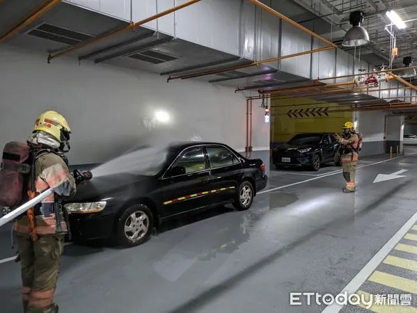 ▲台南市消防局第六大隊及第七大隊於12日在海安地下停車場，舉辦了一場聯合消防搶救演練，以應對地下停車場火災等緊急情況。（圖／記者林東良翻攝，下同）