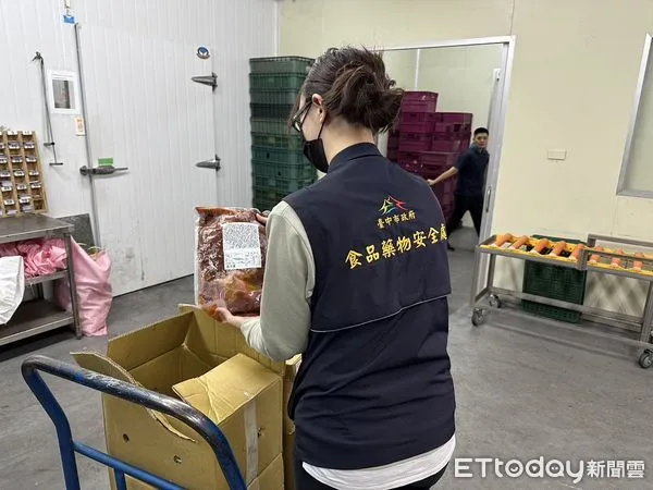 ▲台中再查問題胡椒粉、沙茶醬料下游，赫見王品子公司。（圖／食安處提供）