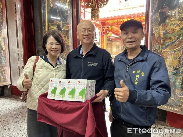 ▲國內酸痛貼布大廠「台灣三帆製藥」，連續8年贊助酸痛貼布，供白沙屯媽祖往北港徒步進香，沿路信眾使用舒緩酸痛。（圖／記者林東良翻攝，下同）