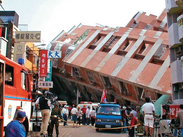 東勢王朝大樓在921地震時，腰折倒塌在大街上，造成28人喪命，當時震撼國際。（聯合知識庫）