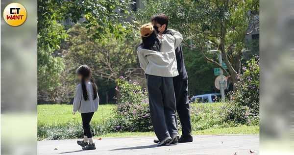 獨家／直擊趙又廷與高圓圓結婚10年仍如新婚　陪女兒不忘隔罩甜蜜親親