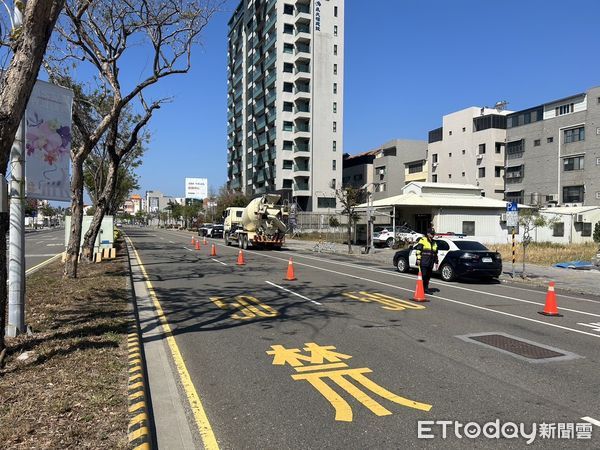 ▲台南市警四分局於3月12日上午10時至12時結合交通警察大隊在安平區永華路與平豐路口前設置「移動式地磅」攔檢大型車輛。（圖／記者林東良翻攝，下同）