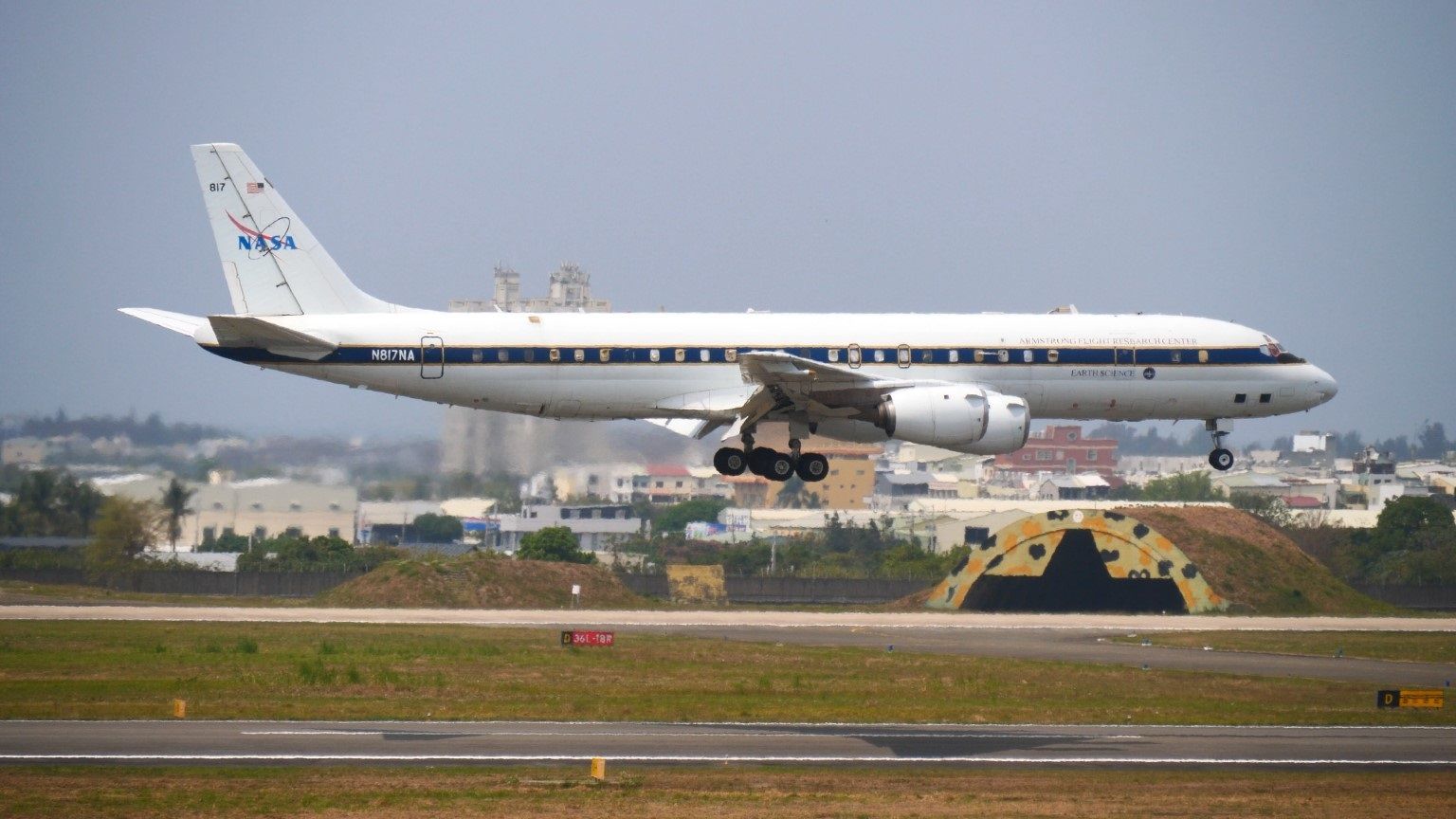 ▲▼NASA的DC8及GIII兩架飛機，再次協作高屏3D空品實驗。圖為低飛過台南機場的DC8。（圖／環境部提供）