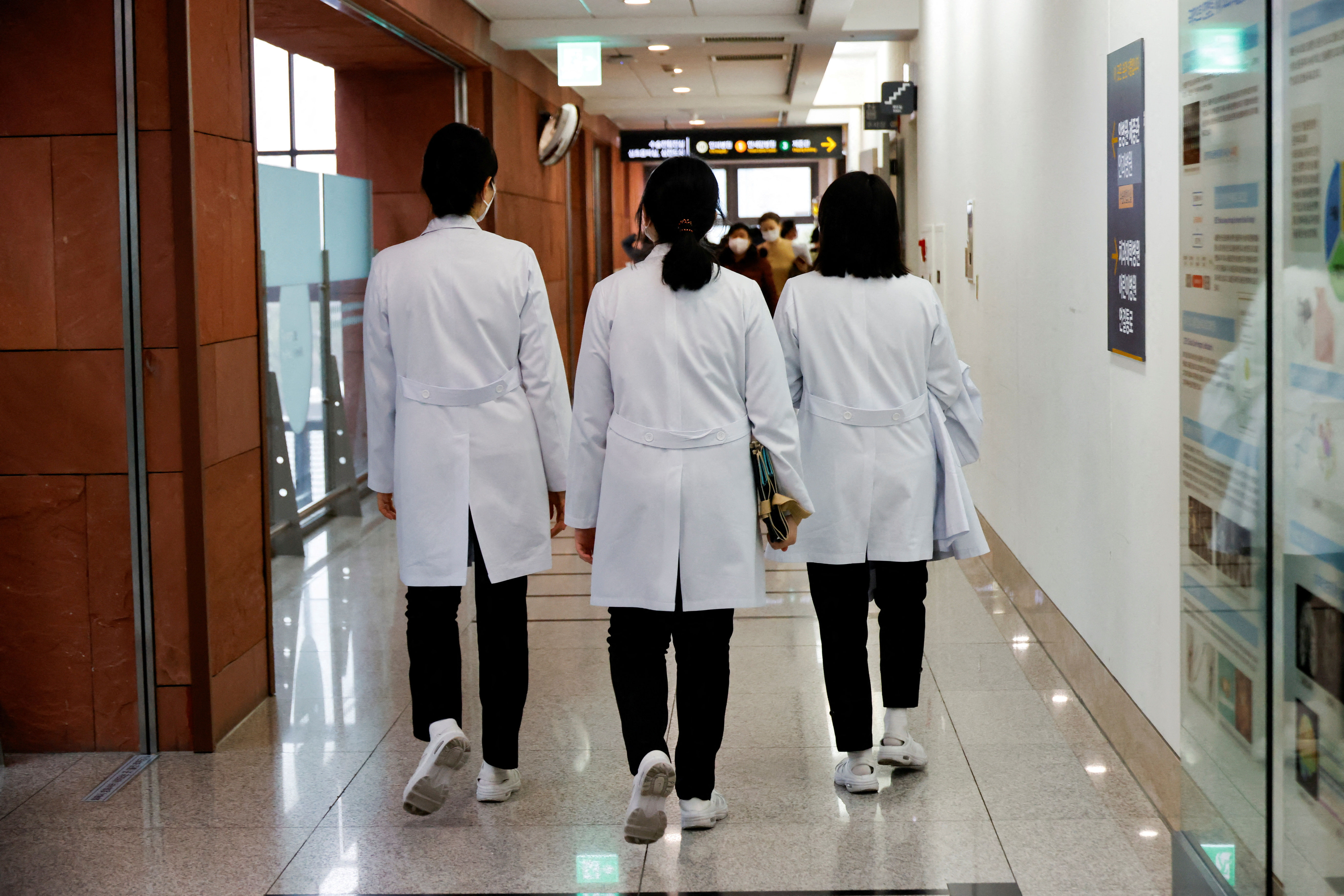 ▲▼南韓首爾延世大學塞布蘭斯醫院醫務人員在走廊上步行。（圖／路透）