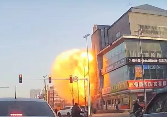 ▲河北燕郊一餐廳疑發生燃爆。（圖／翻攝自微博）