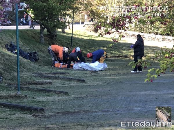 ▲▼登山協會夫妻攀玉山墜300米深谷雙亡，今直升機吊掛下山 。（圖／記者賴文萱翻攝）