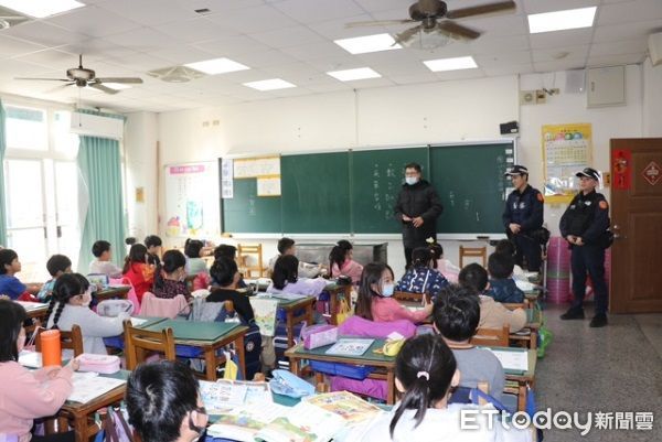 ▲員警也到教室內為同學做安全宣導。（圖／桃園警分局提供）