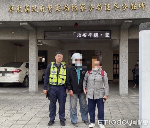 ▲枋寮警分局佳冬分駐所所長金昱亨、警員吳金儒及伍建宇助陳男返家             。（圖／記者陳崑福翻攝）