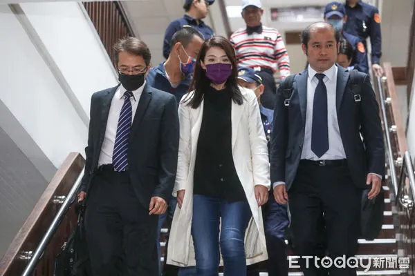 ▲新竹市長高虹安離開台北地方法院。（圖／記者林敬旻攝）