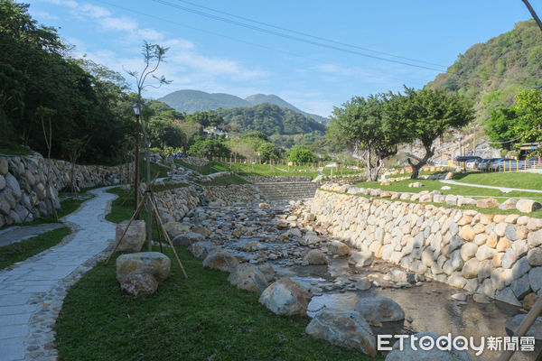 ▲「行義路溫泉區」有新面貌，「磺溪水岸復舊暨景觀營造工程」已完工開放,行義路溫泉區,磺溪水岸,磺溪水岸廣場。（圖／記者彭懷玉攝）