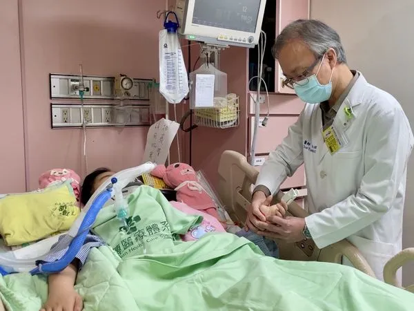 ▲小姊姊收治在彰化秀傳醫院今天醒了。（圖／彰化秀傳醫院提供）