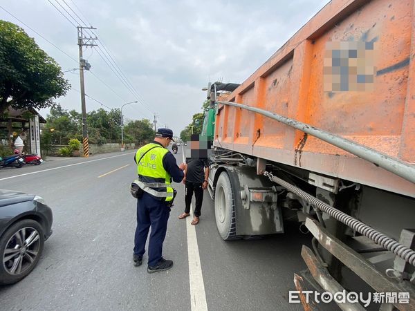 ▲里港警方加強取締砂石車違規行為           。（圖／記者陳崑福翻攝）