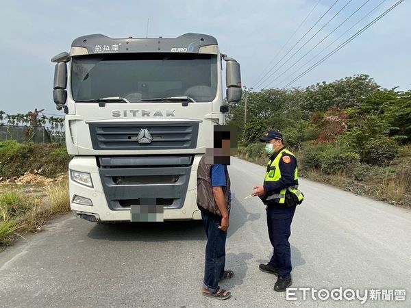 ▲里港警方加強取締砂石車違規行為           。（圖／記者陳崑福翻攝）