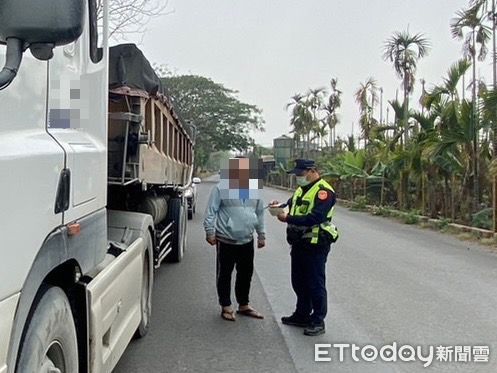 ▲里港警方加強取締砂石車違規行為           。（圖／記者陳崑福翻攝）