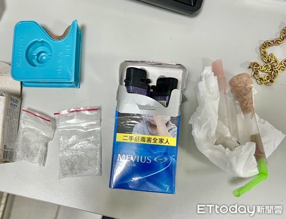 ▲員警逮捕遭通緝的林嫌，起獲行竊的神明金牌、飾品及安非他命毒品等贓證物。（圖／記者林東良翻攝，下同）