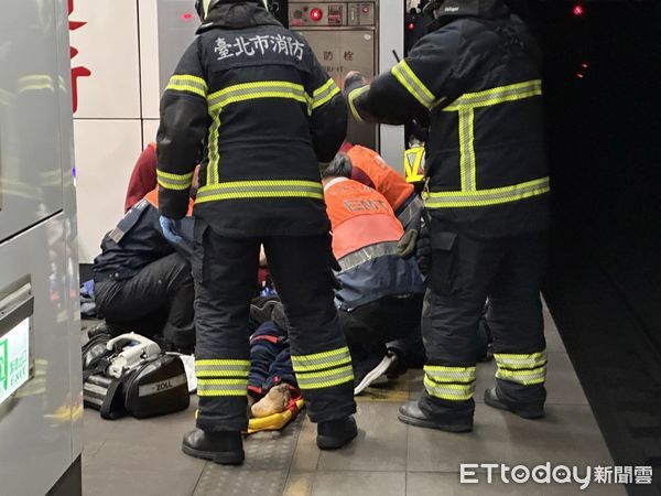 ▲▼台鐵松山站2號月台傳出死傷事故，救護人員施行CPR。（圖／記者謝盛帆攝）