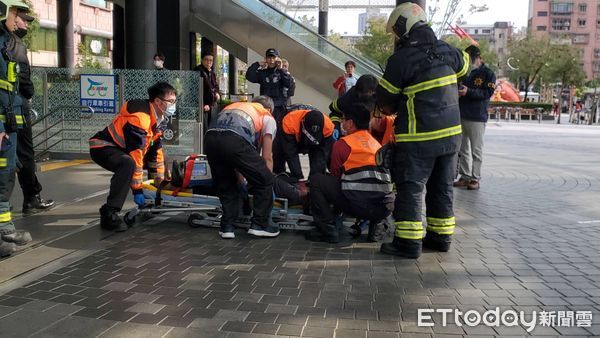 ▲▼台鐵松山站2號月台傳出死傷事故，救護人員施行CPR。（圖／記者黃彥傑攝）
