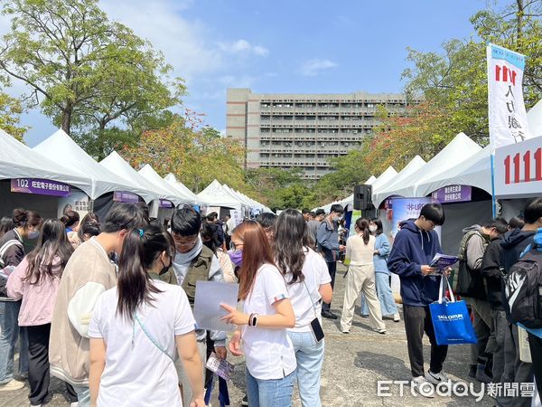 ▲雲林科技大學今天舉辦就業徵才博覽會，現場釋出9800個職缺，比去年多出2千多個。（圖／記者蔡佩旻翻攝）