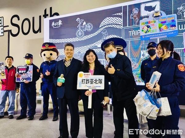▲南港警分局長張耀仁親赴自行車展宣導犯罪預防。（圖／記者張君豪翻攝）