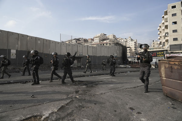 ▲▼ 2022年，以色列警方在東耶路撒冷的舒阿法特（Shuafat）難民營展開行動。（圖／達志影像／美聯社）