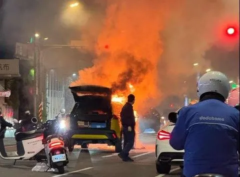 ▲▼快訊／長春國賓影城前「火燒車」　煙霧密布街頭。（圖／翻攝PTT）